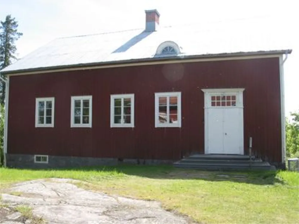 Skolbyggnaden som uppfördes 1931, här finns många av museets föremål